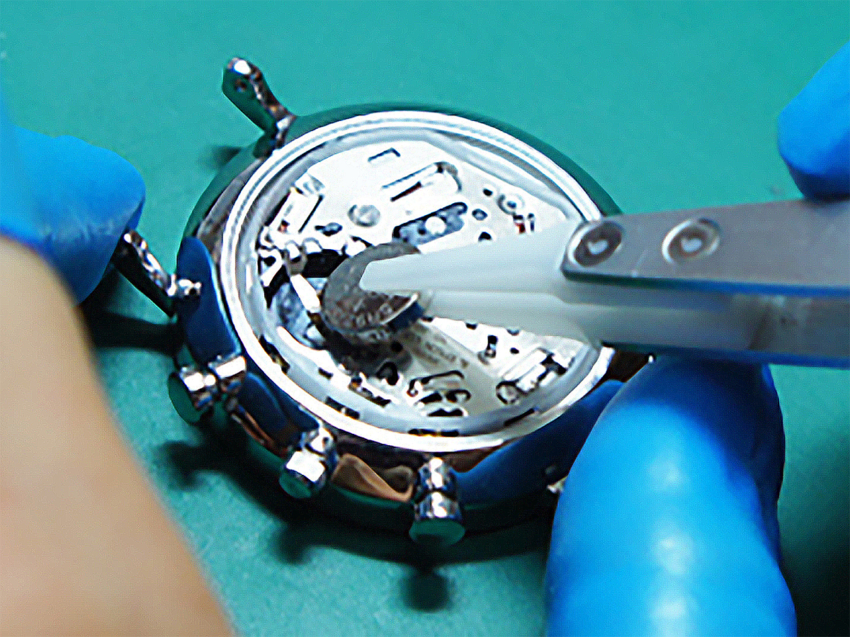 腕時計の電池交換の値段は？交換するのに適切なタイミングと方法 - Knot Magazine