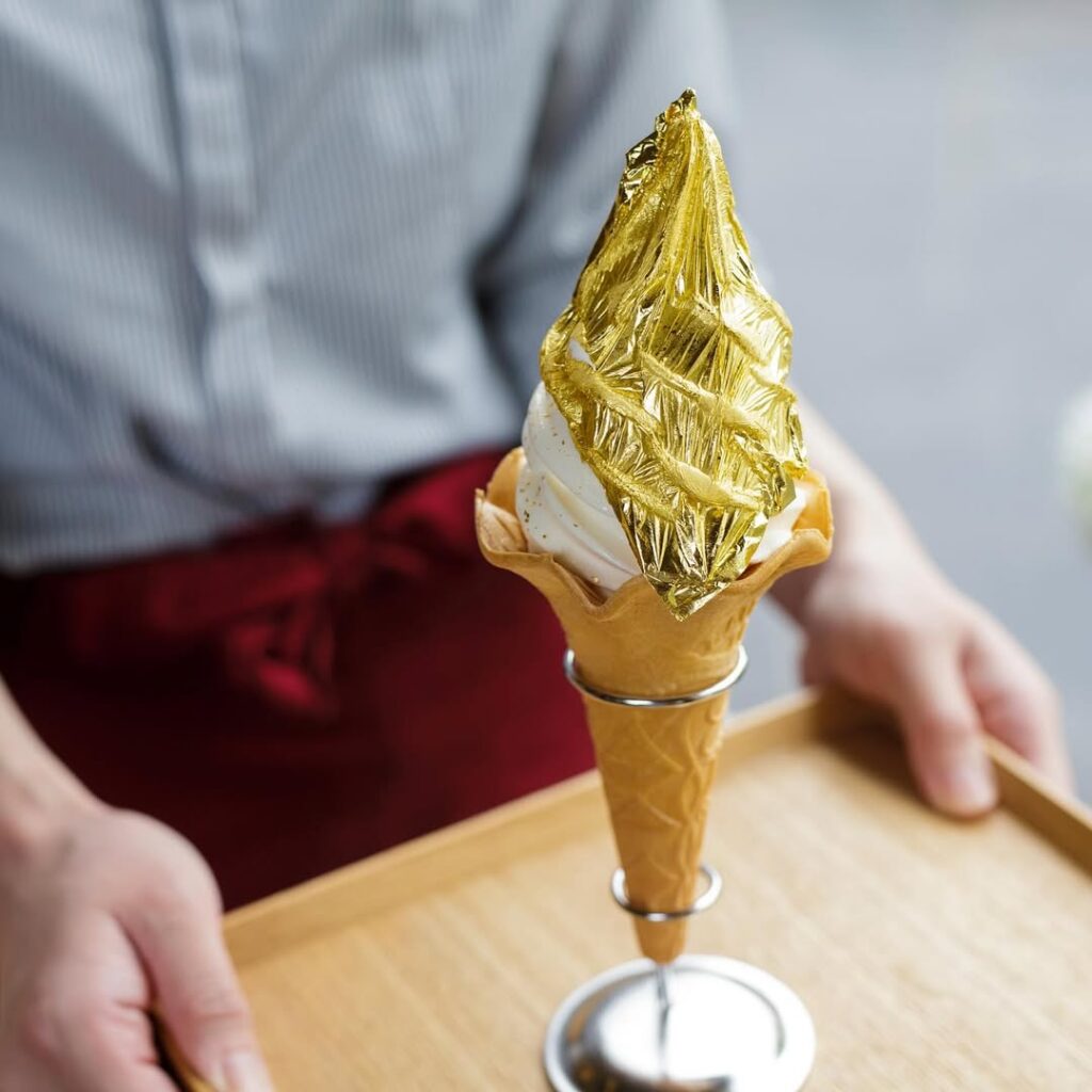 食べられる金箔をかけたソフトクリーム（箔一）