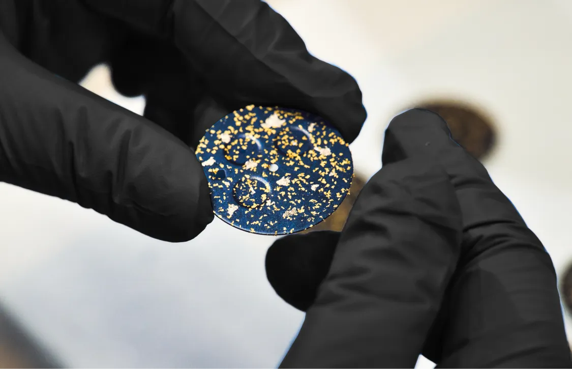 箔をまぶしている様子