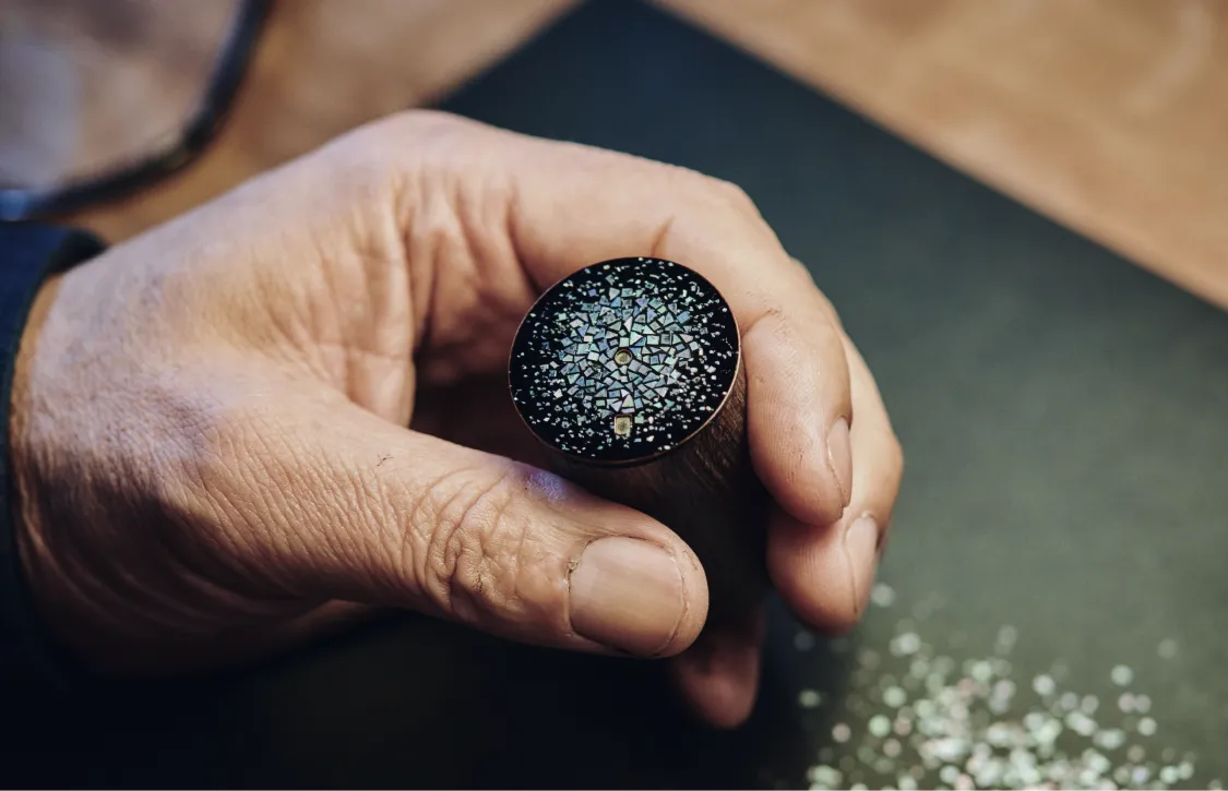 螺鈿細工を施している様子