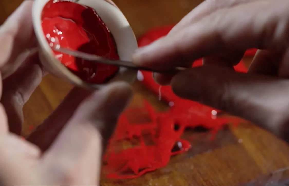 漆を塗っている様子