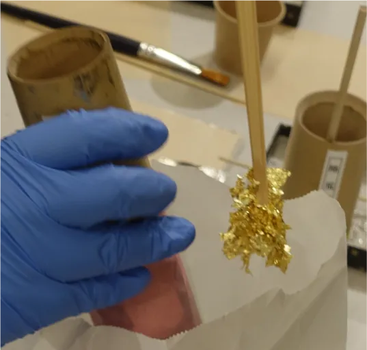 金箔を文字板の腕に振りかける