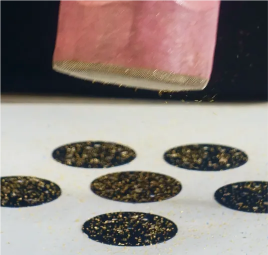 金箔を文字板の腕に振りかける