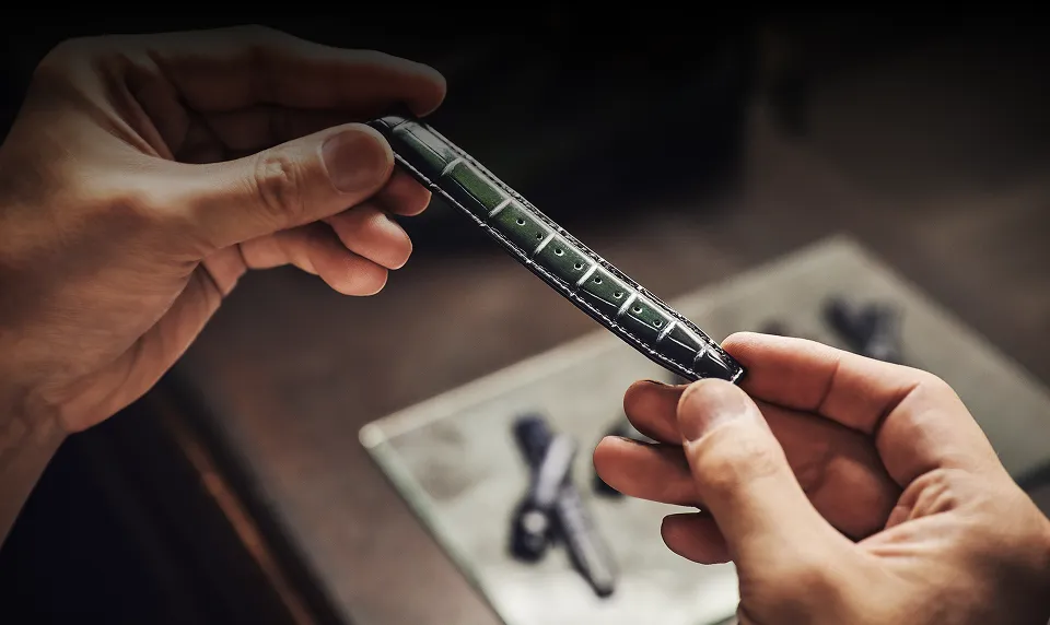 クロコダイルレザー パティーナ仕上げ – Maker's Watch Knot